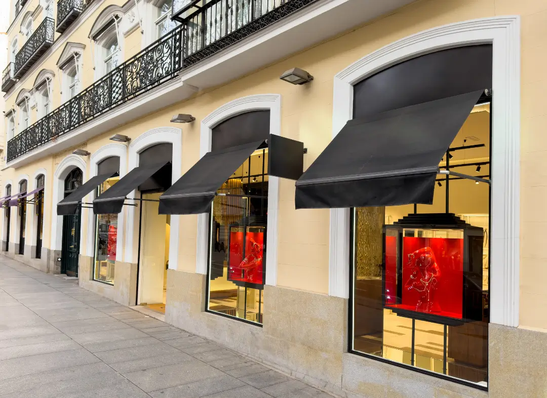 Façade vitrine de magasin en aluminium sur mesure à Noues de Sienne